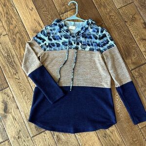 Women’s Colorblock Hooded Sweater.